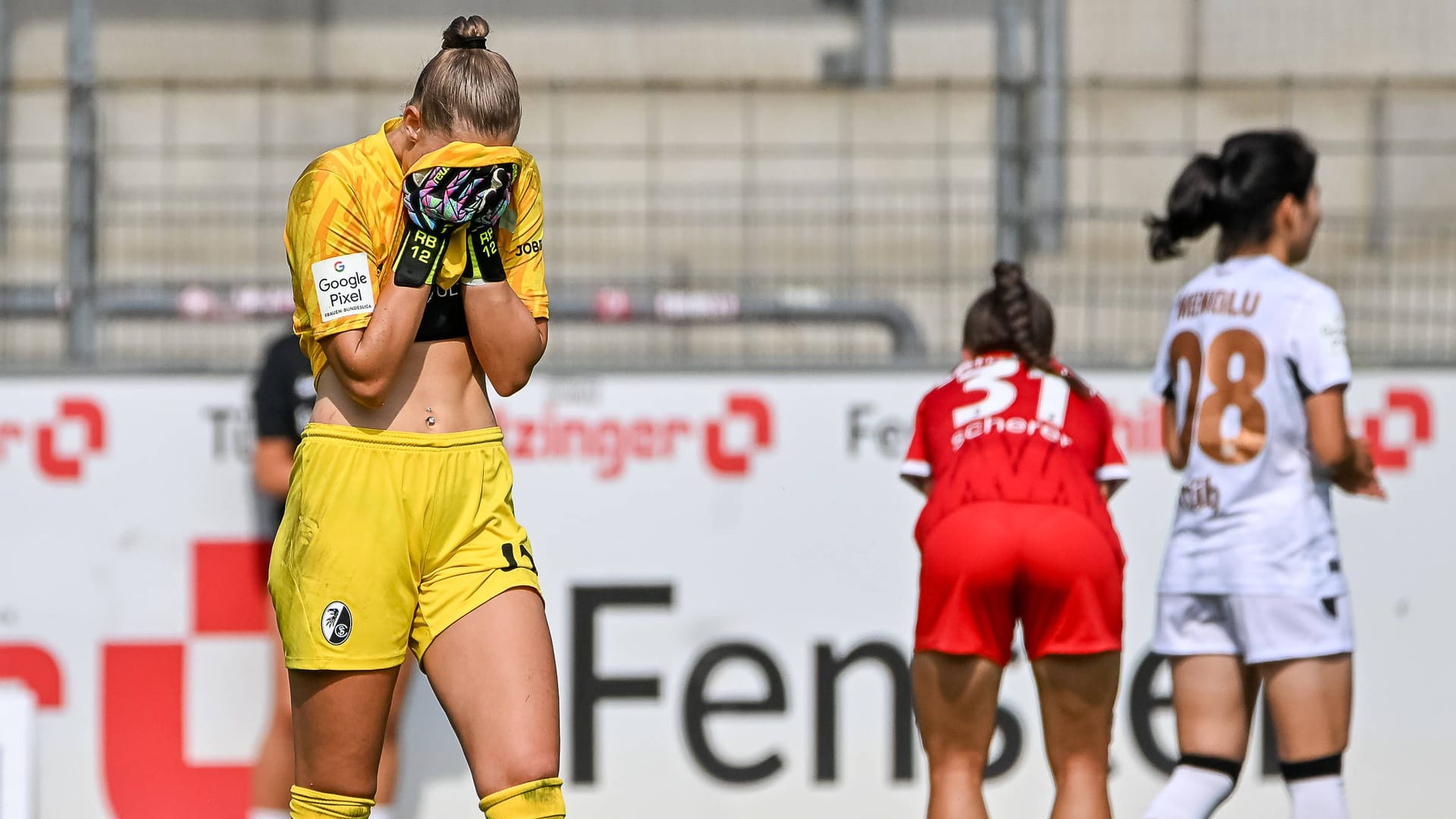 Rafaela Borggräfe ist frustriert: Die Freiburger Torhüterin verlor mit ihrem Team gegen Bayer Leverkusen.