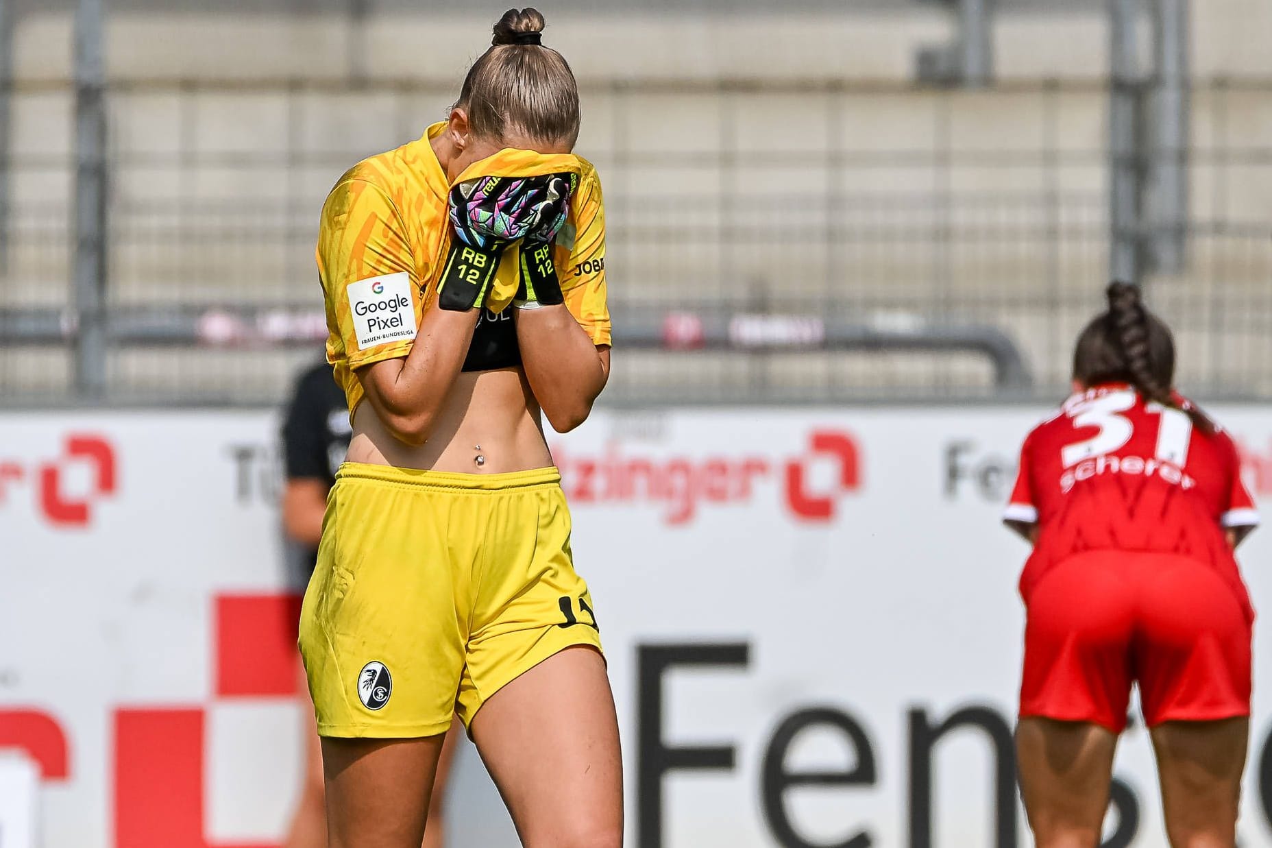 Rafaela Borggräfe ist frustriert: Die Freiburger Torhüterin verlor mit ihrem Team gegen Bayer Leverkusen.