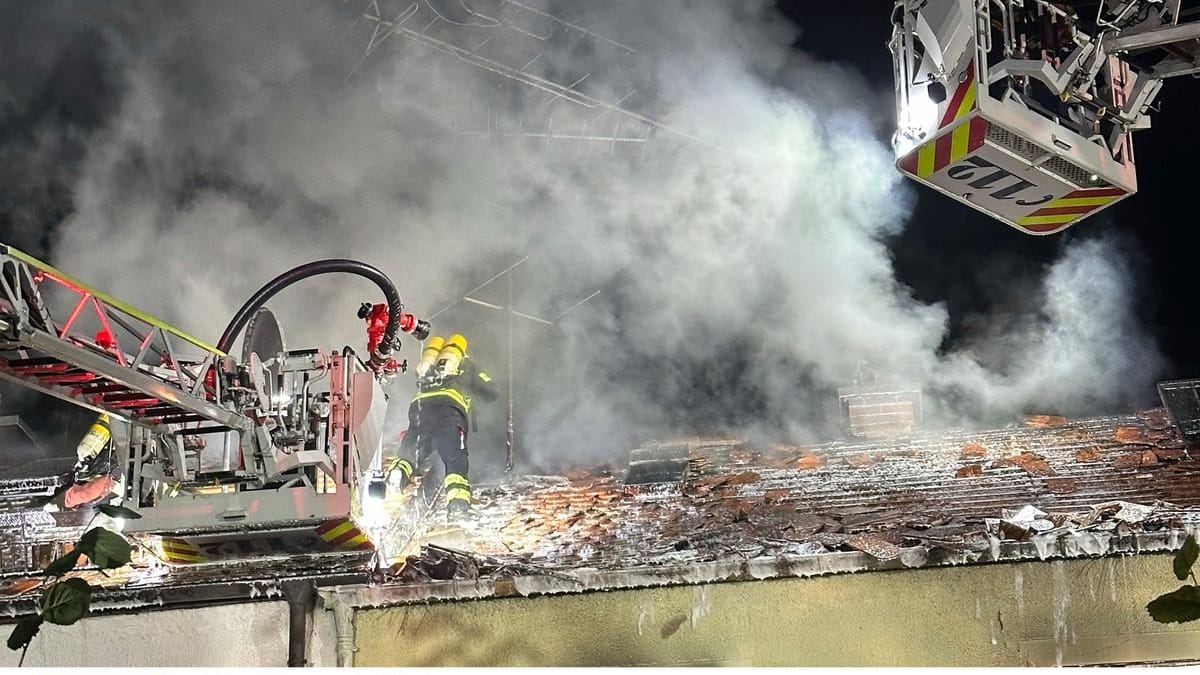 Das Dach musste geöffnet werden, um die Glutnester endgültig zu löschen: Der Einsatz dauerte Stunden. Das Dach musste geöffnet werden, um die Glutnester endgültig zu löschen: Der Einsatz dauerte Stunden.