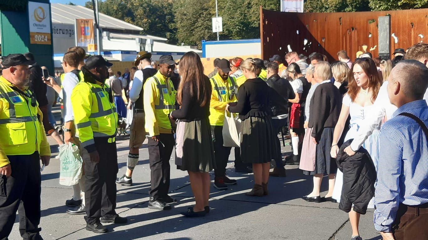 Kontrolle vor dem Oktoberfest: Das Sicherheitspersonal warf meistens nur einen kurzen Blick in die Taschen.