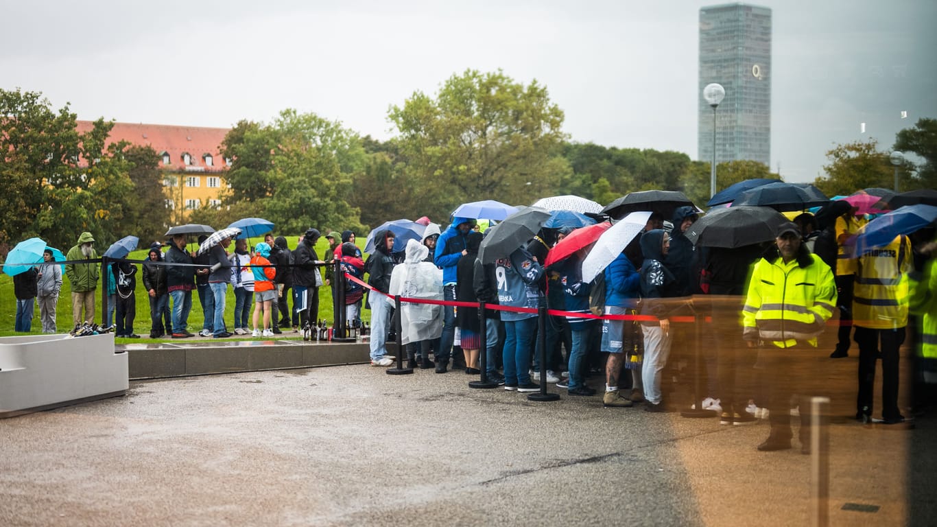 Schlange stehen im strömenden Regen: Fans vor dem SAP Garden vor dem Spiel zwischen Red Bull München und den Buffalo Sabres.