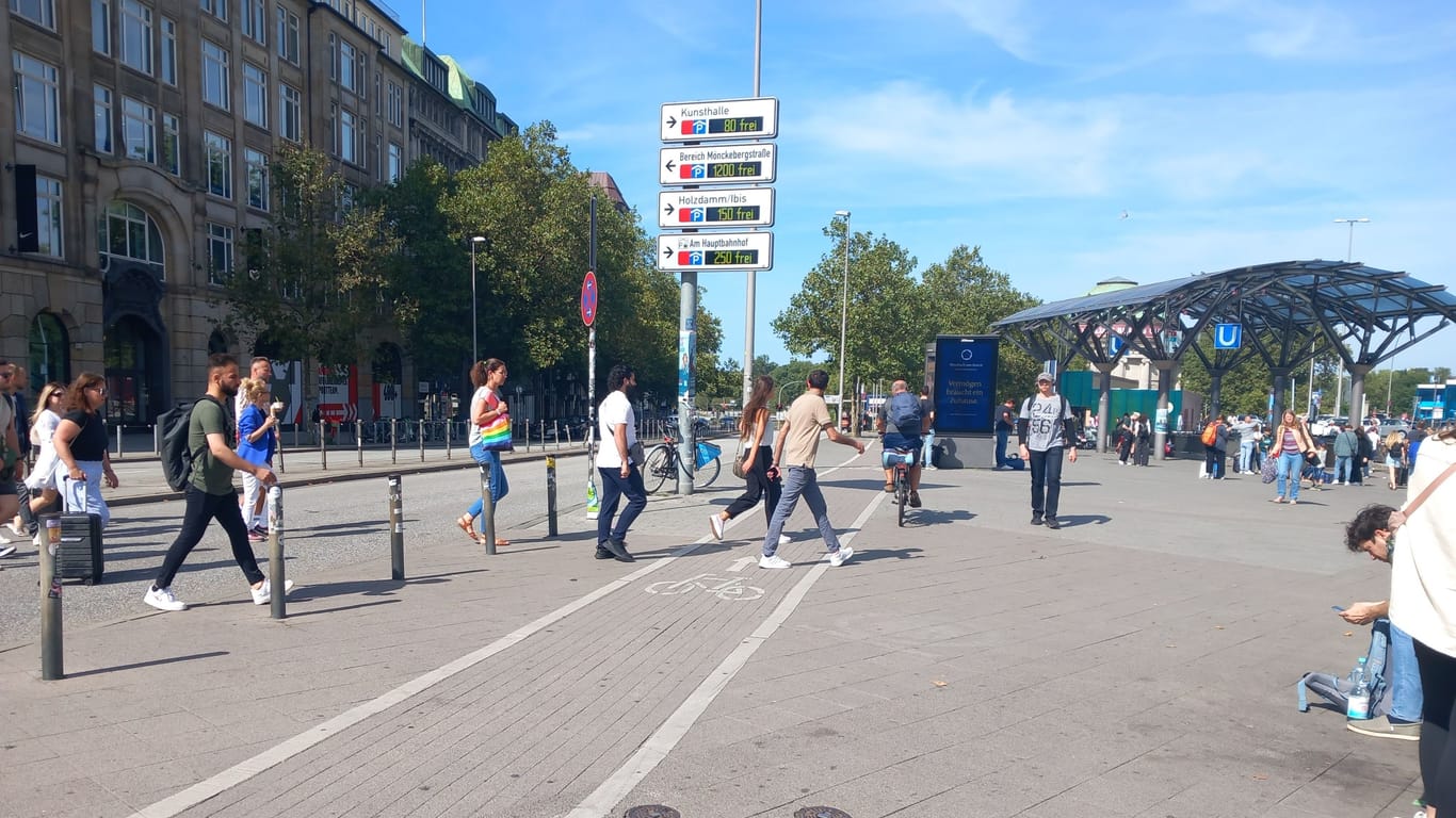 Hamburg Hauptbahnhof, Ausgang Steinwall: Hier kämpfen Radfahrer mit Fußgängern um den Gehweg.