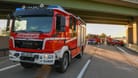 Feuerwehr im Einsatz auf der Autobahn (Symbolbild): Auf der A40 wurden acht Menschen verletzt.