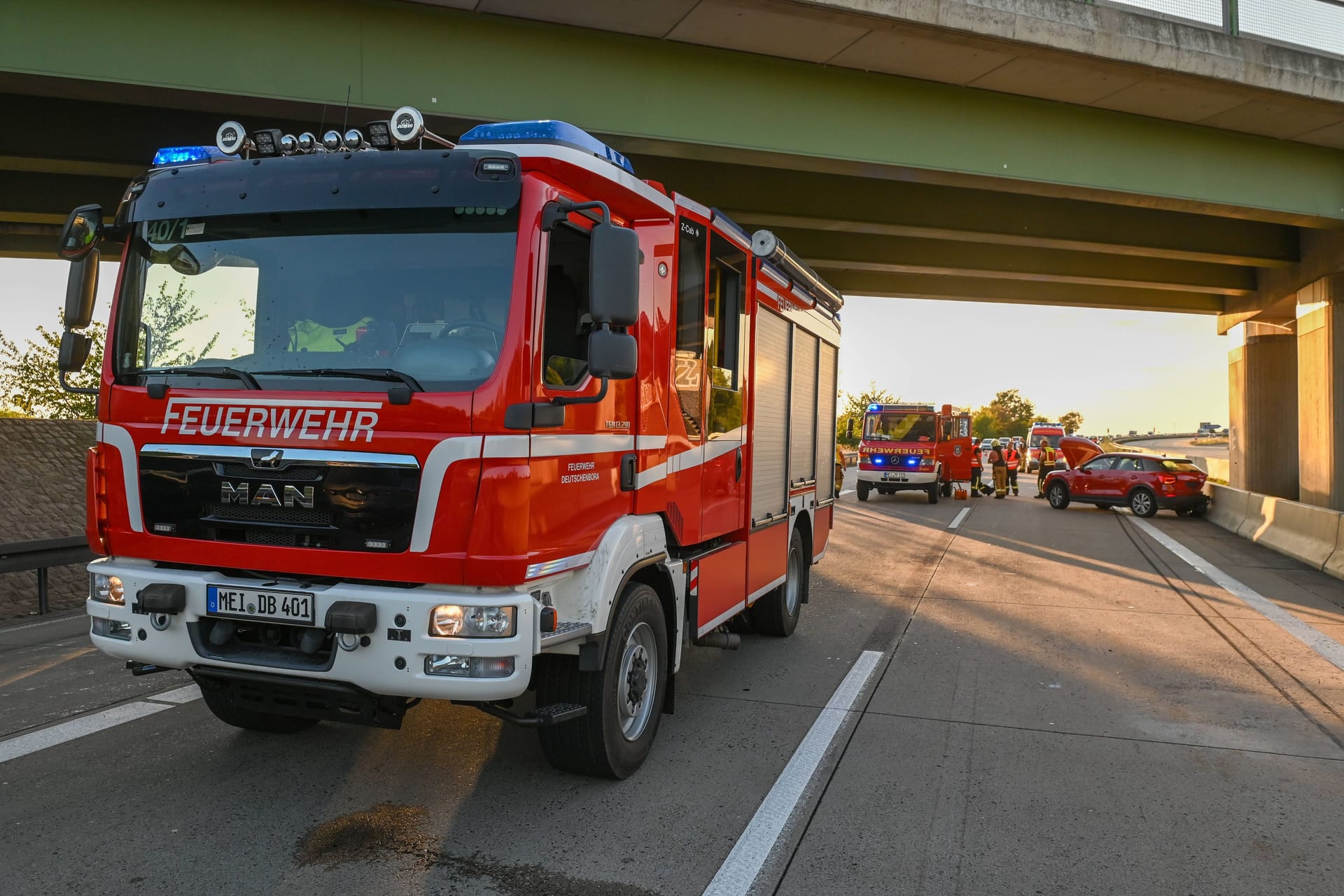 Feuerwehr im Einsatz auf der Autobahn (Symbolbild): Auf der A40 wurden acht Menschen verletzt.