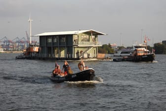 Schwimmendes Haus auf der Elbe.