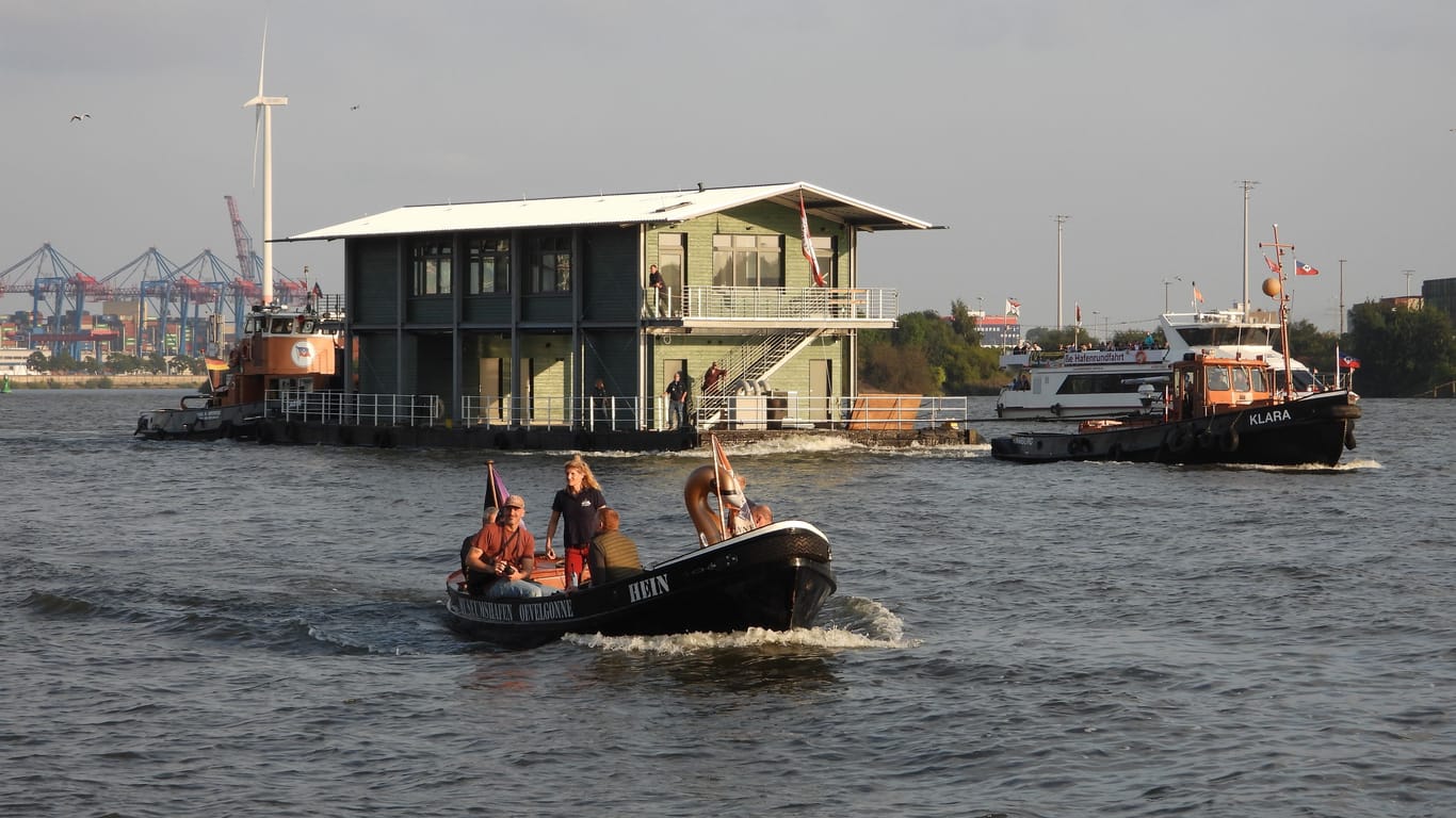 Schwimmendes Haus auf der Elbe.