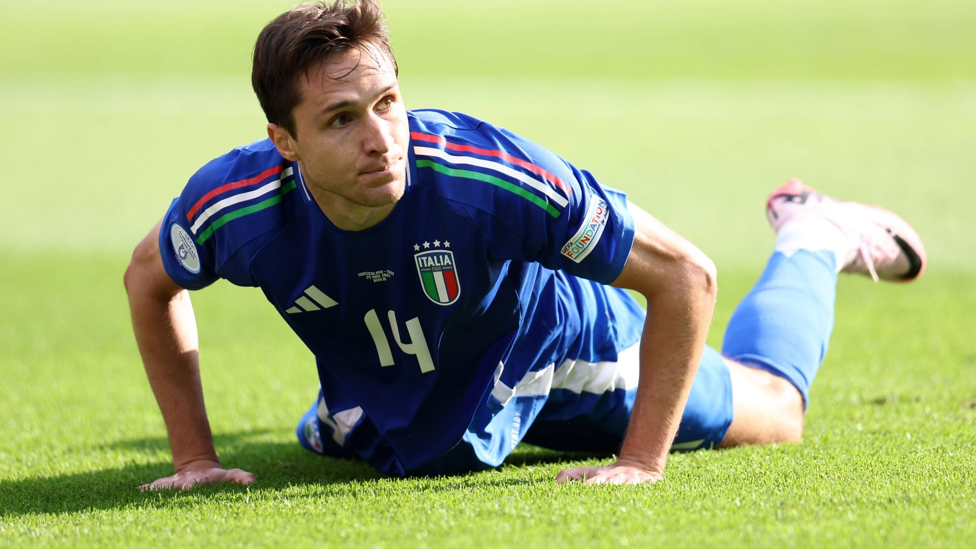 Federico Chiesa am Boden im Spiel gegen die Schweiz.