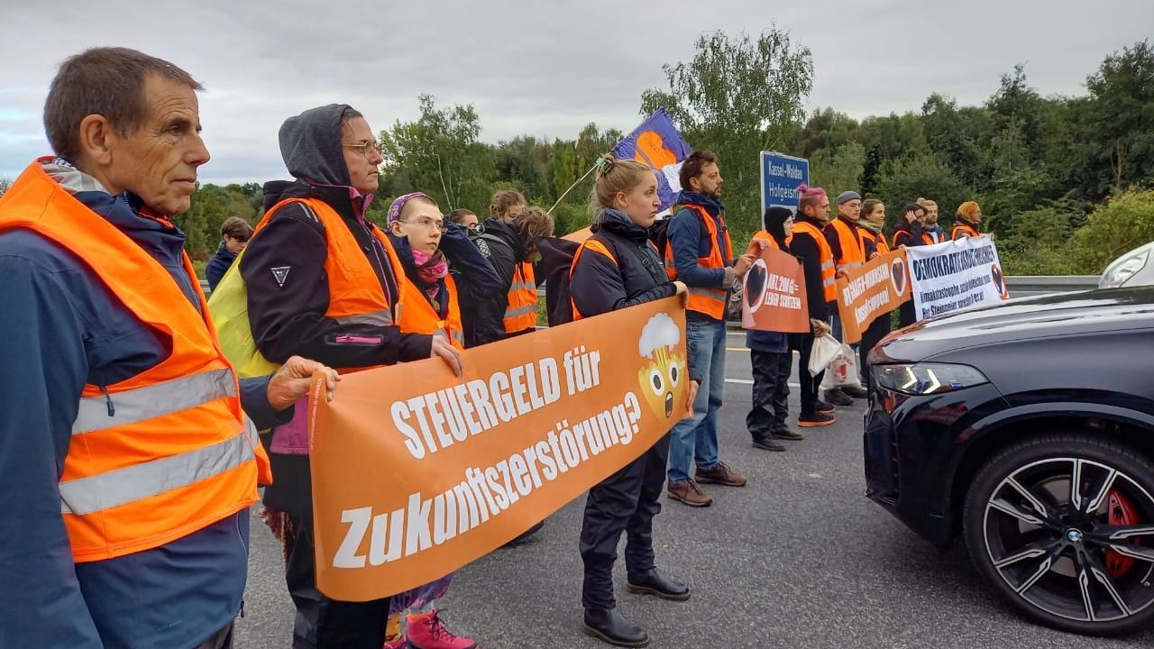 Blockade einer Autobahn: Die "Letzte Generation" sorgt für Stau.