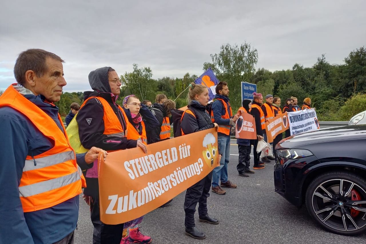 Blockade einer Autobahn: Die "Letzte Generation" sorgt für Stau.