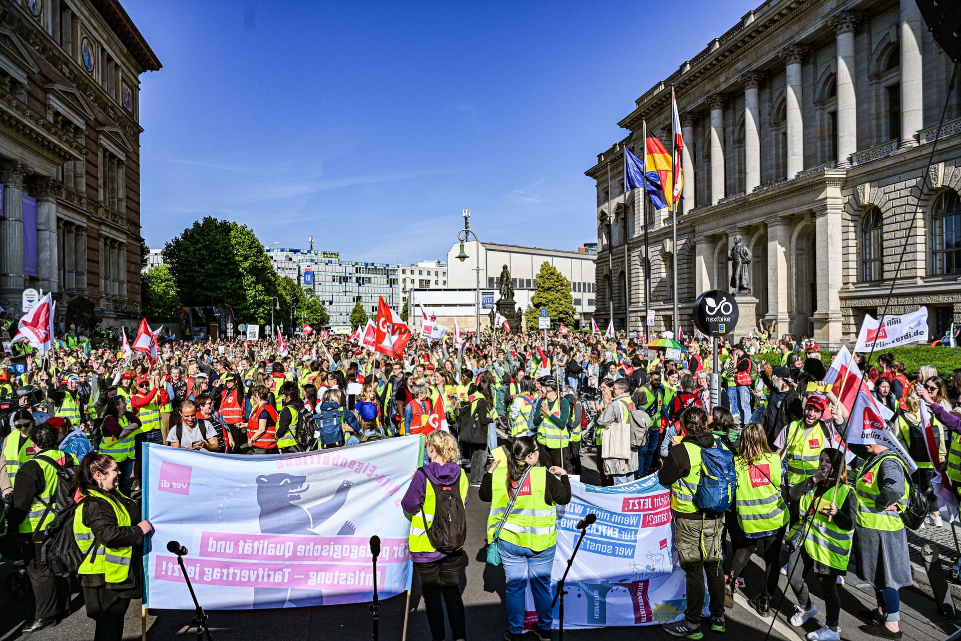 Streikkundgebung vor dem Berliner Abgeordnetenhaus (Archivbild): Die Gewerkschaft Verdi ruft zum Streik in den Kita-Eigenbetrieben auf.