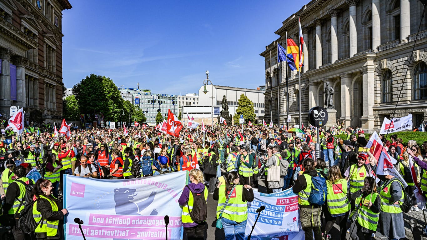 Streikkundgebung vor dem Berliner Abgeordnetenhaus (Archivbild): Die Gewerkschaft Verdi ruft zum Streik in den Kita-Eigenbetrieben auf.