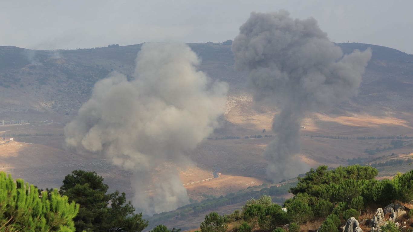 Israelische Luftschläge im Südlibanon: Nach Angriffen steigt Rauch über der Stadt Jezzine auf.