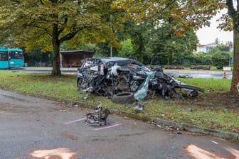 Am Sonntag, den 8. September 2024, ereignete sich gegen 17:15 Uhr ein schwerer Verkehrsunfall auf der Babenhäuser Landstraße in Frankfurt. Der junge Fahrer eines Golf GTI kam stadteinwärts in Höhe der Bushaltestelle Hainer Weg bei regennasser Fahrbahn ins schleudern und prallte zunächst gegen ein Verkehrsschild und anschließend gegen einen Baum.Der Unfall geschah vermutlich aufgrund deutlich überhöhter Geschwindigkeit. Der Aufprall war so heftig, dass Motor und Getriebe des Fahrzeugs mehrere Meter vom Wrack entfernt lagen. Die Feuerwehr konnte den Fahrer aus dem Fahrzeugwrack bergen. Er wurde unter Begleitung der Polizei in ein Krankenhaus transportiert. Über die Schwere der Verletzungen des Fahrers liegen derzeit keine Informationen vor.Die Ermittlungen zur Unfallursache und zu weiteren Hintergründen dauern noch an.