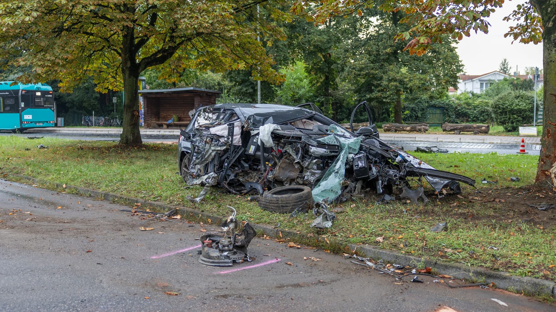 Am Sonntag, den 8. September 2024, ereignete sich gegen 17:15 Uhr ein schwerer Verkehrsunfall auf der Babenhäuser Landstraße in Frankfurt. Der junge Fahrer eines Golf GTI kam stadteinwärts in Höhe der Bushaltestelle Hainer Weg bei regennasser Fahrbahn ins schleudern und prallte zunächst gegen ein Verkehrsschild und anschließend gegen einen Baum.Der Unfall geschah vermutlich aufgrund deutlich überhöhter Geschwindigkeit. Der Aufprall war so heftig, dass Motor und Getriebe des Fahrzeugs mehrere Meter vom Wrack entfernt lagen. Die Feuerwehr konnte den Fahrer aus dem Fahrzeugwrack bergen. Er wurde unter Begleitung der Polizei in ein Krankenhaus transportiert. Über die Schwere der Verletzungen des Fahrers liegen derzeit keine Informationen vor.Die Ermittlungen zur Unfallursache und zu weiteren Hintergründen dauern noch an.