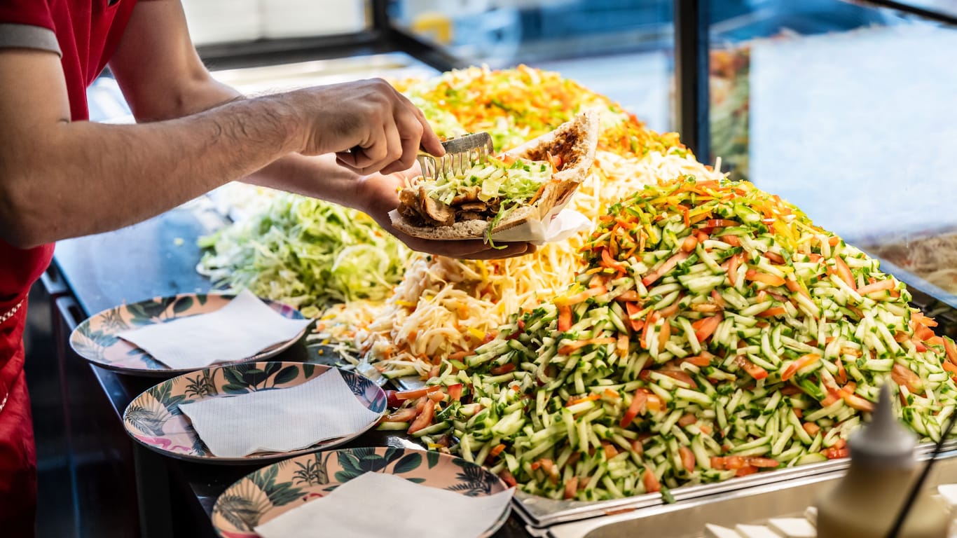 Ein Döner wird zubereitet (Symbolfoto): Der "Ufo Döner" ist im Gegensatz zu gewöhnlichen Dönern rundum geschlossen.