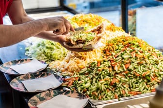 Ein Döner wird zubereitet (Symbolfoto): Der "Ufo Döner" ist im Gegensatz zu gewöhnlichen Dönern rundum geschlossen.