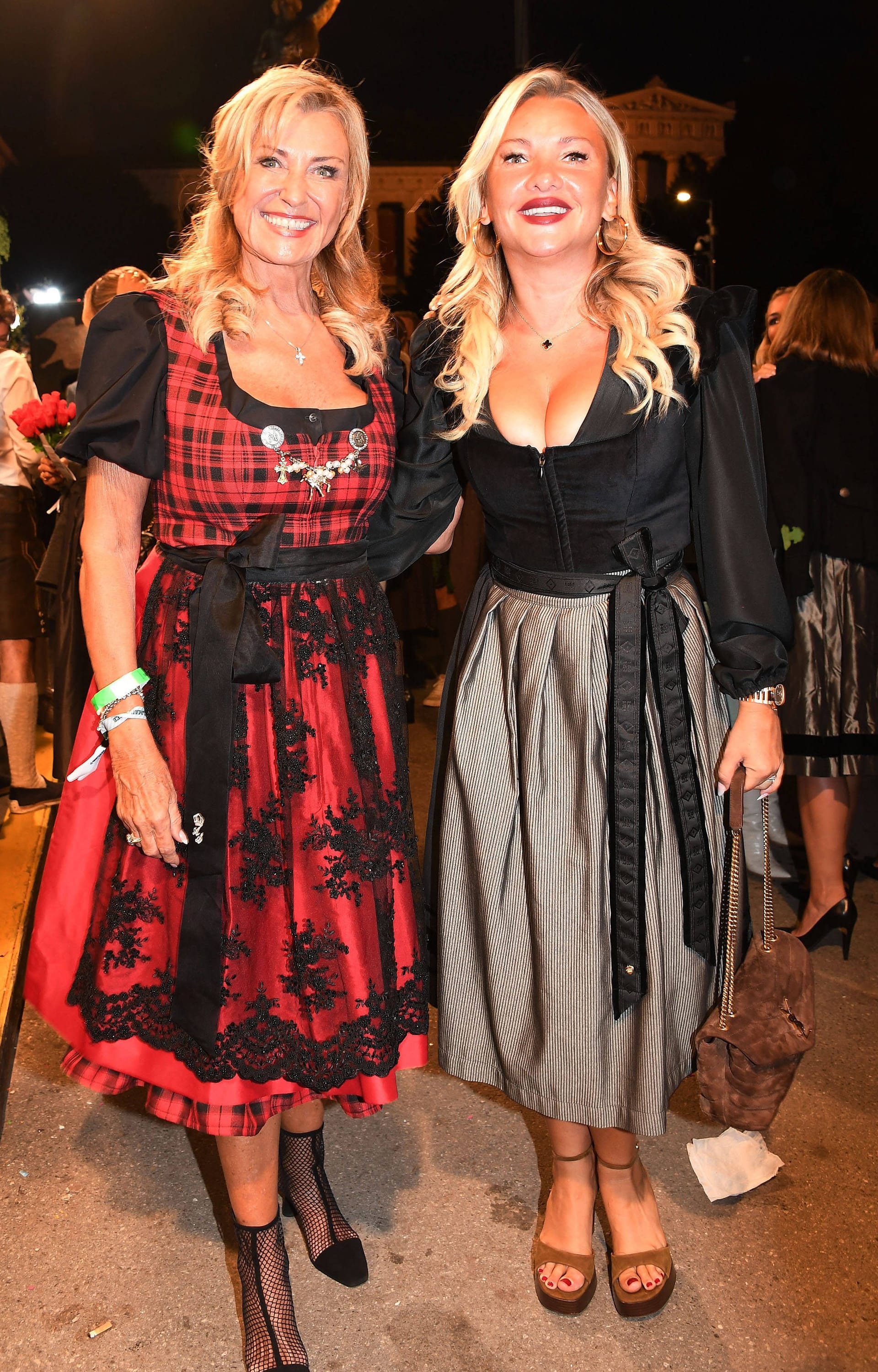 Dagmar Wöhrl (l.) und Evelyn Burdecki (r.) auf dem Oktoberfest in München.