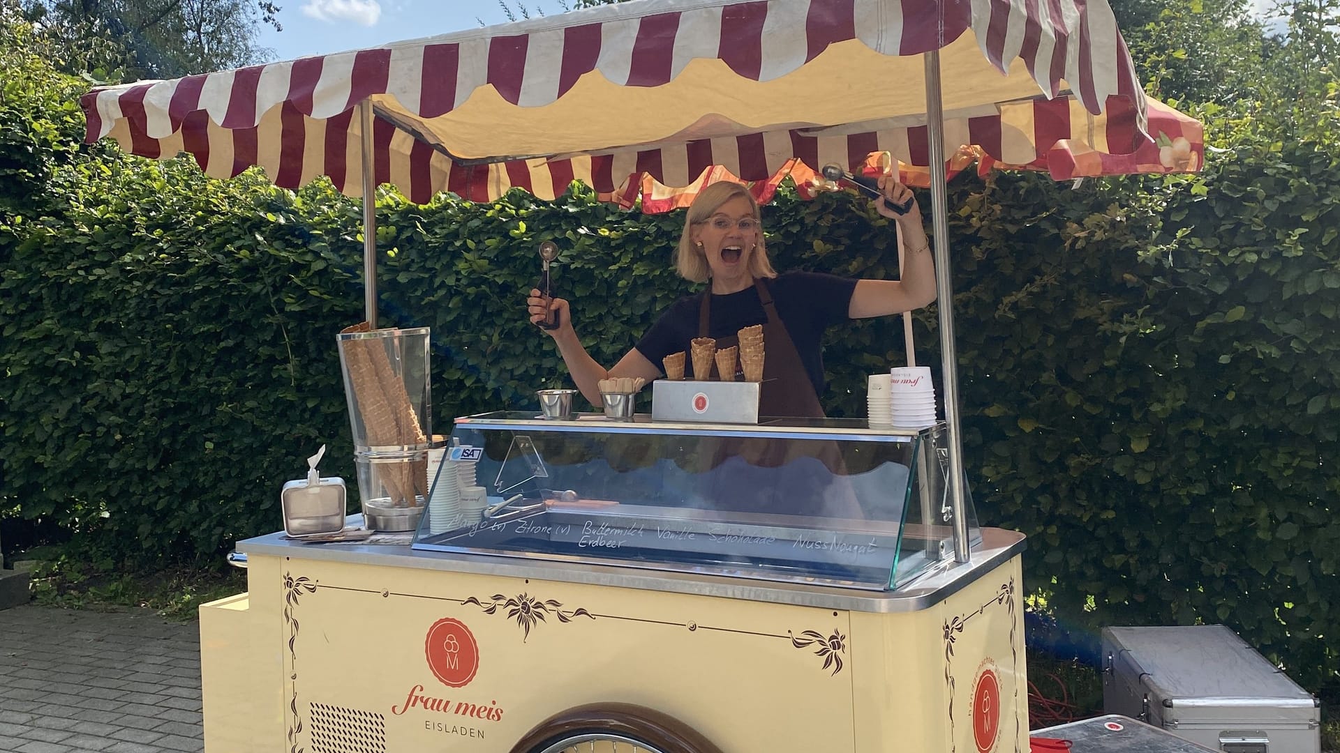 Frau Meis und ihr Eiswagen auf einem Fest in Hamburg.