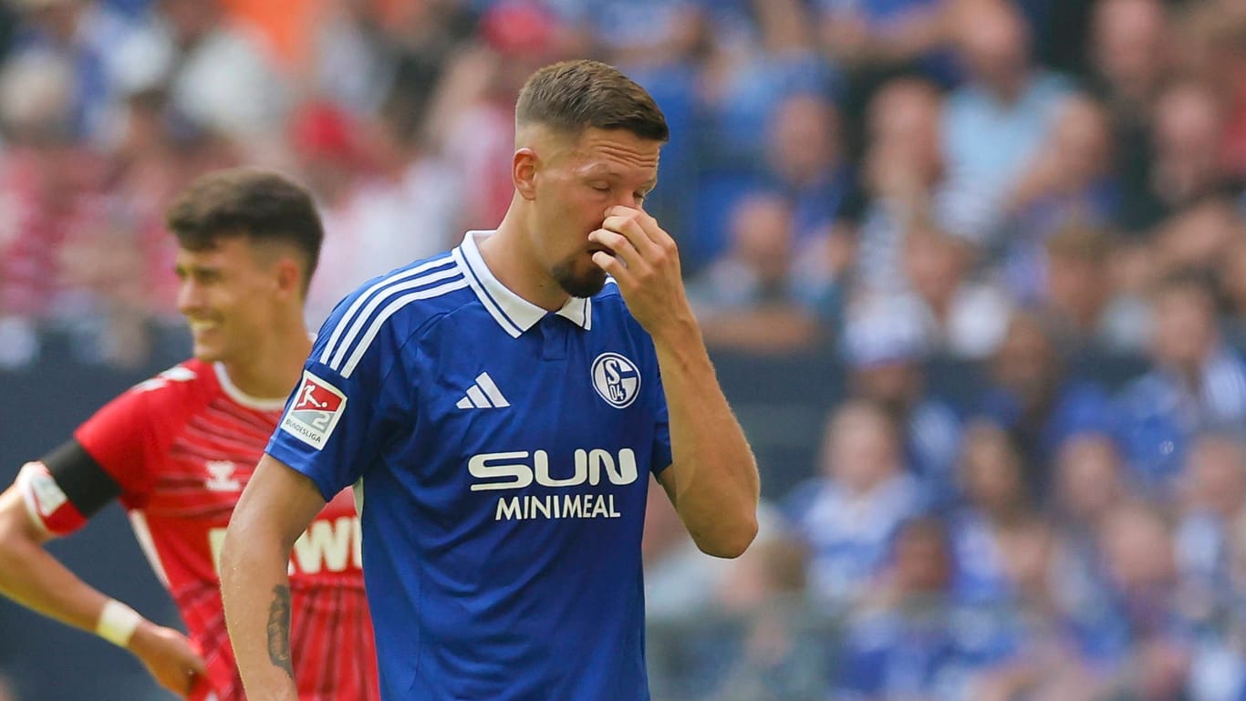 Janik Bachmann enttäuscht: Gegen den 1. FC Köln setzte es für die Schalker eine herbe Klatsche.