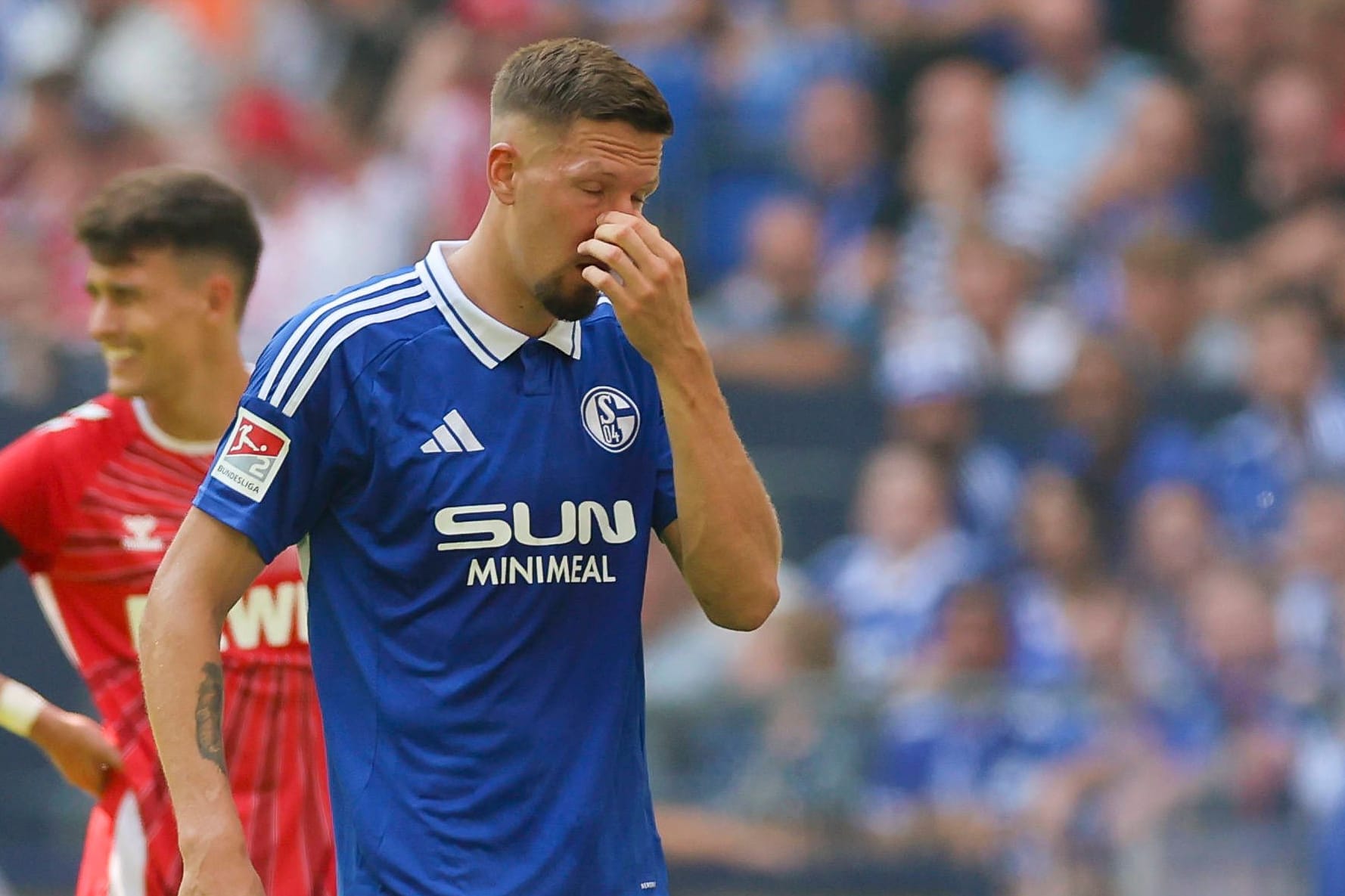 Janik Bachmann enttäuscht: Gegen den 1. FC Köln setzte es für die Schalker eine herbe Klatsche.