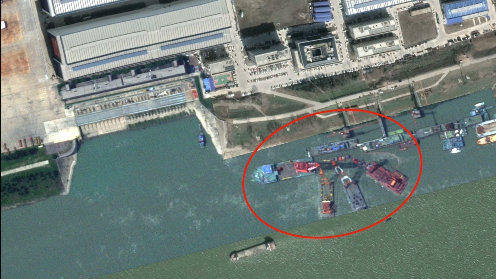 Gesunkenes chinesisches Atom-U-Boot: Schwimmkräne versuchen, das Wrack zu bergen.