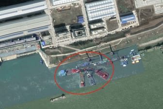 Gesunkenes chinesisches Atom-U-Boot: Schwimmkräne versuchen, das Wrack zu bergen.