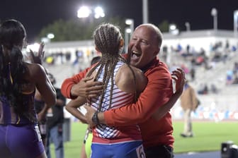 Bei den CIF State Championships im Mai feierte Coach Brian Weaver mit Shelby Daniele, nachdem diese den 200-Meter-Lauf gewonnen hatte.