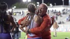 Bei den CIF State Championships im Mai feierte Coach Brian Weaver mit Shelby Daniele, nachdem diese den 200-Meter-Lauf gewonnen hatte.