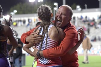 Bei den CIF State Championships im Mai feierte Coach Brian Weaver mit Shelby Daniele, nachdem diese den 200-Meter-Lauf gewonnen hatte.