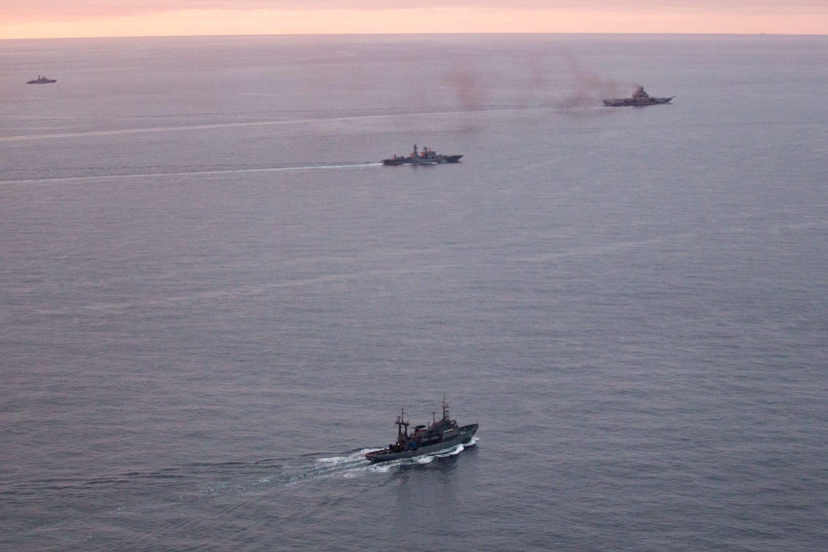 Foto einer Überwachungsdrohne von einer russischen Schiffsflotte vor der Küste Norwegens (Archivbild).