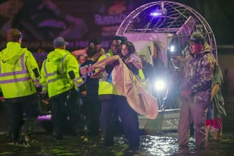 Ein Luftkissenboot transportiert Bewohner, die vor der Sturmflut des Hurrikans Helene gerettet wurden.