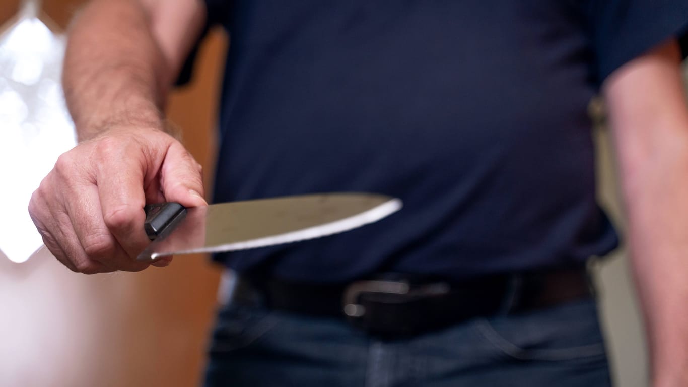 Ein Mann hält ein Messer in der Hand (Symbolbild): Das schwer verletzte Opfer kam ins Krankenhaus.