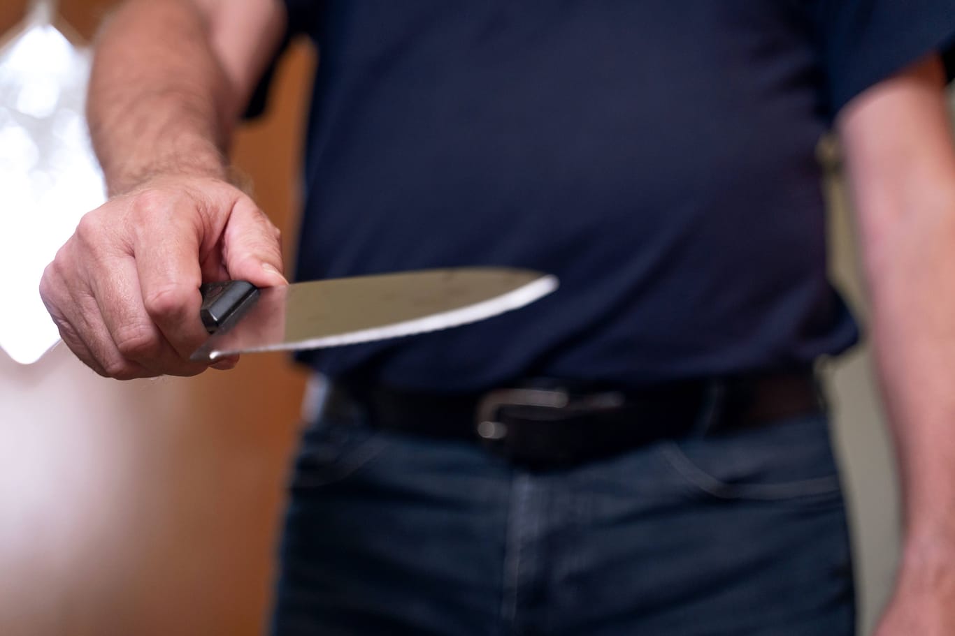 Ein Mann hält ein Messer in der Hand (Symbolbild): Das schwer verletzte Opfer kam ins Krankenhaus.