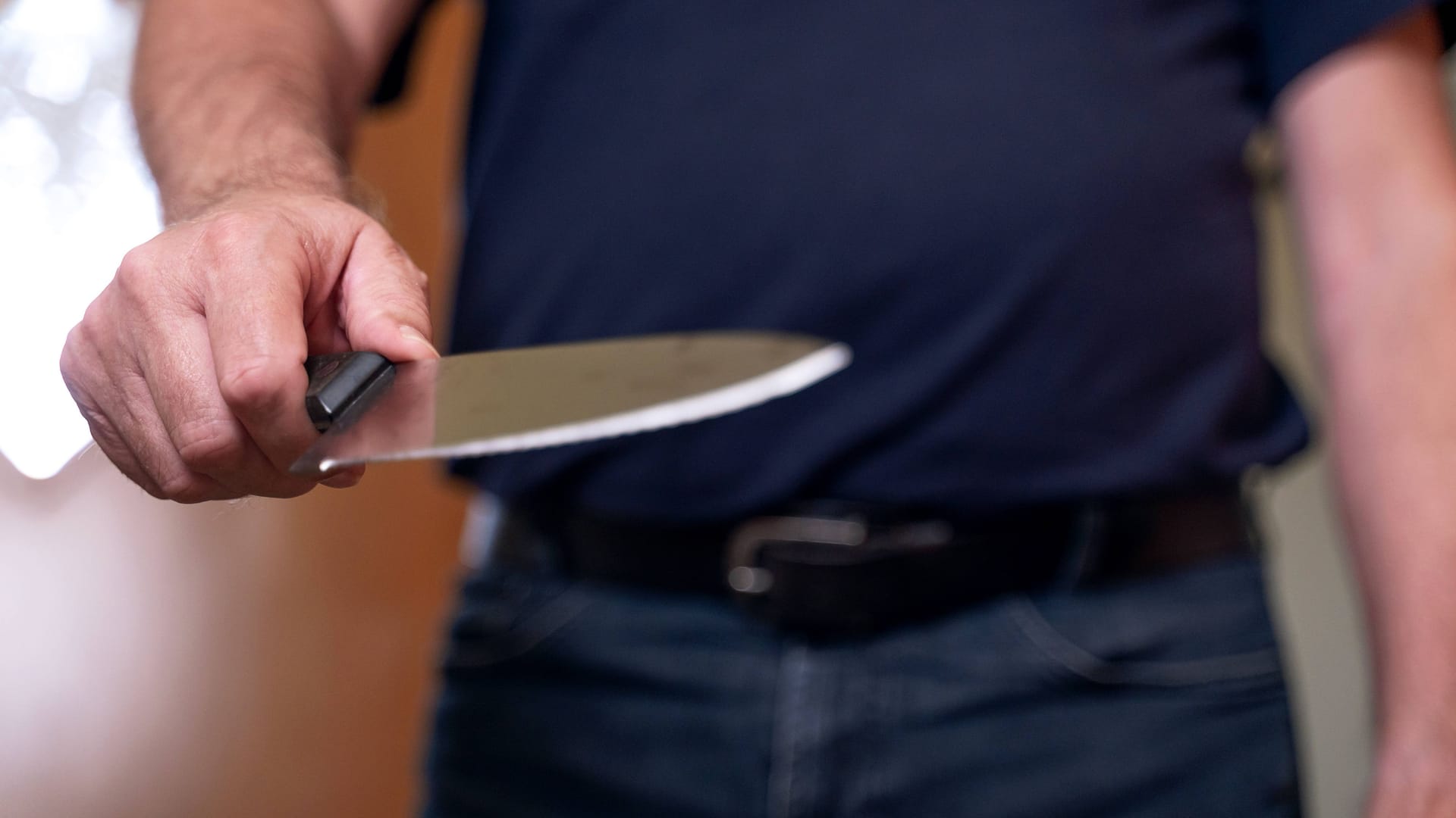 Ein Mann hält ein Messer in der Hand (Symbolbild): Das schwer verletzte Opfer kam ins Krankenhaus.