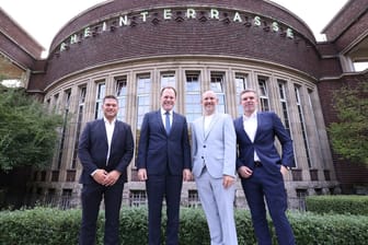 Christian Poschmann (D.Live), Oberbürgermeister Stephan Keller, Michael Brill (D.Live) und Georg Wacht (Stockheim GmbH) vor der Rheinterrasse.