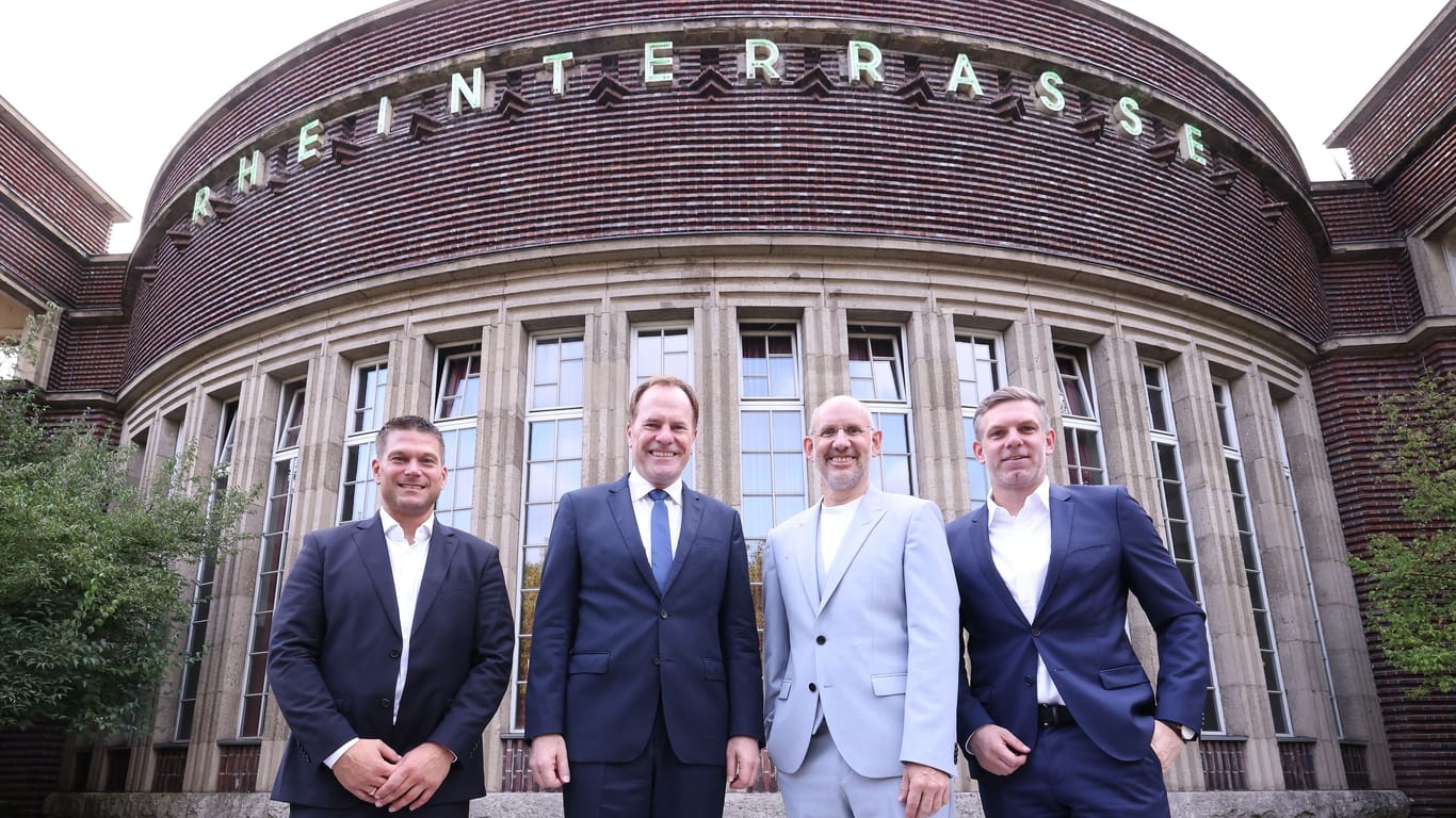 Christian Poschmann (D.Live), Oberbürgermeister Stephan Keller, Michael Brill (D.Live) und Georg Wacht (Stockheim GmbH) vor der Rheinterrasse.