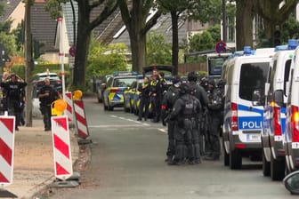 Einsatzkräfte vor der Schule in Eidelstedt: Die Polizei rückte mit einem Großaufgebot an.