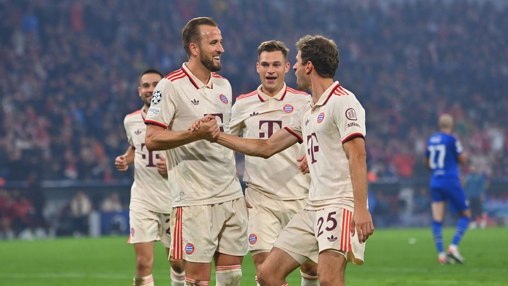 Der FC Bayern ist mit einem 9:2-Sieg in die neue Champions-League-Saison gestartet. Damit setzte der Rekordmeister auf dem möglichen Weg ins Traumfinale der Königsklasse in der eigenen Arena gleich ein Ausrufezeichen. Kane ragte mit seinem Viererpack heraus, aber nicht alle Bayern konnten überzeugen. Die Einzelkritik.