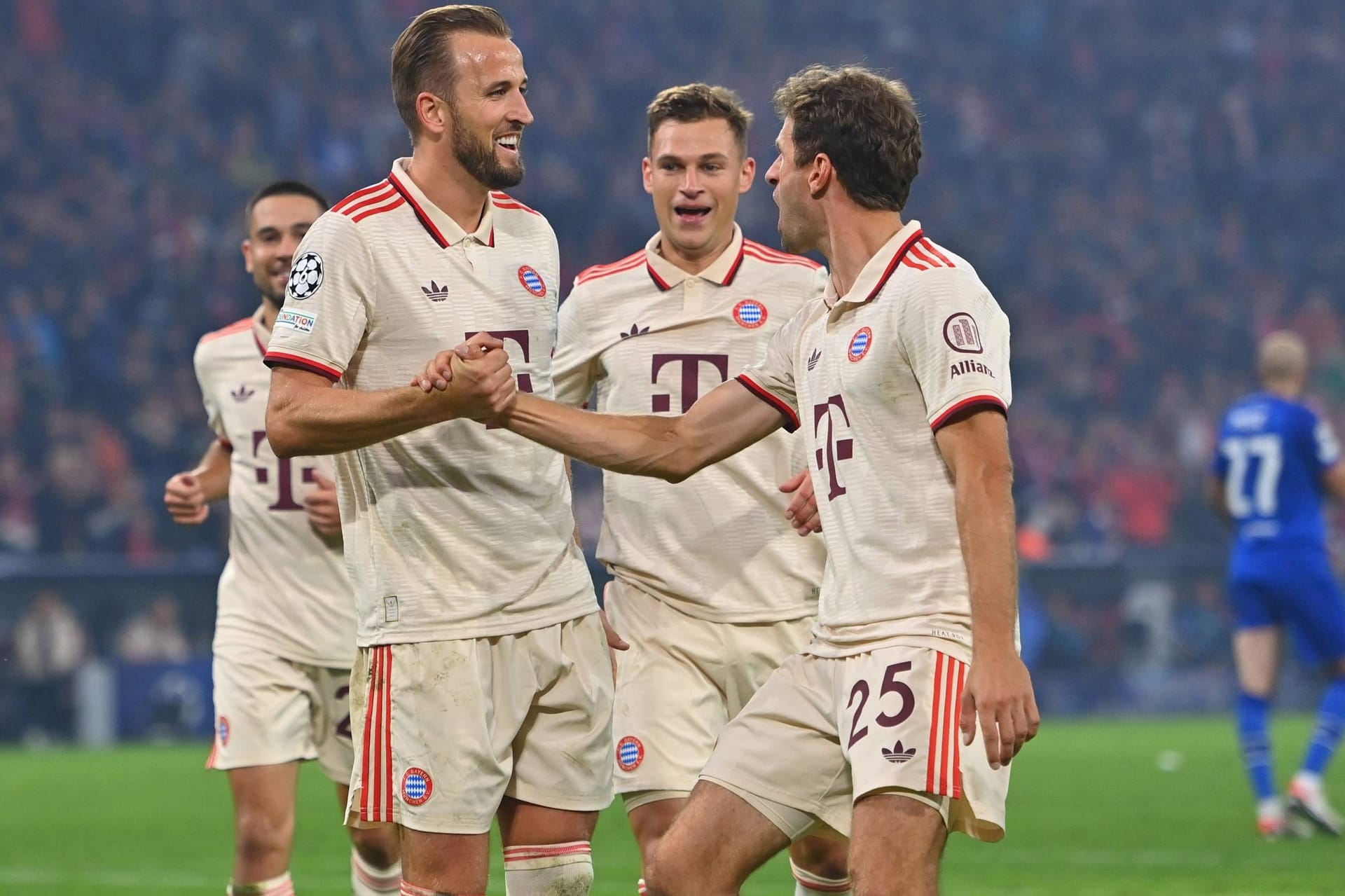 Der FC Bayern ist mit einem 9:2-Sieg in die neue Champions-League-Saison gestartet. Damit setzte der Rekordmeister auf dem möglichen Weg ins Traumfinale der Königsklasse in der eigenen Arena gleich ein Ausrufezeichen. Kane ragte mit seinem Viererpack heraus, aber nicht alle Bayern konnten überzeugen. Die Einzelkritik.