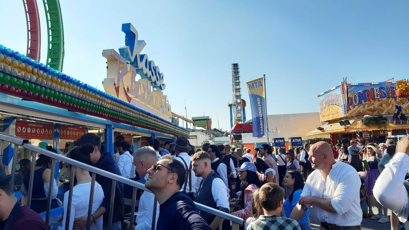 Das Kassenhaus vor dem Olympia Looping: Zahlreiche Kunden wollten mitfahren.