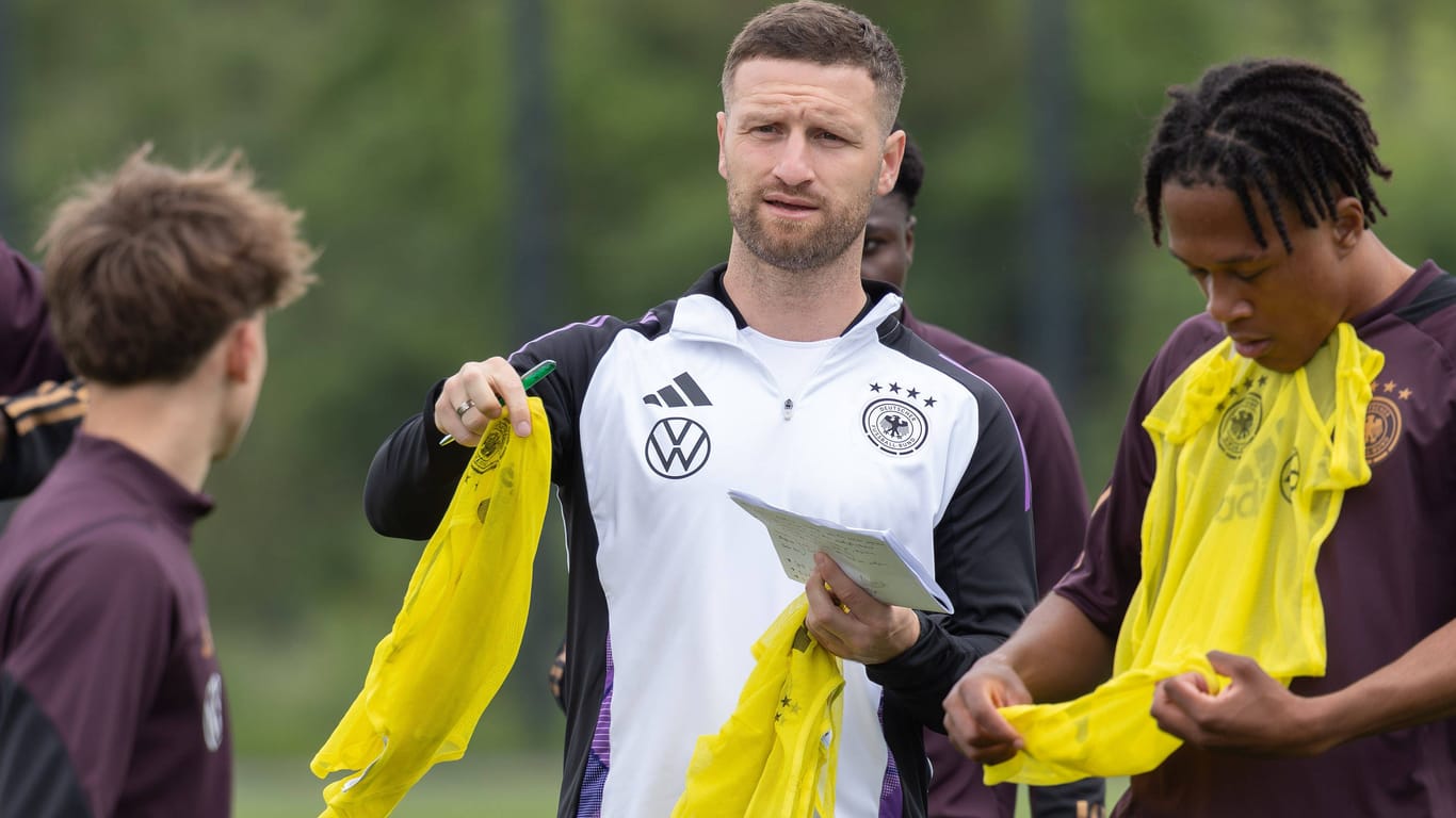 Noch immer im DFB-Outfit: Shkodran Mustafi ist Co-Trainer der deutschen U17.