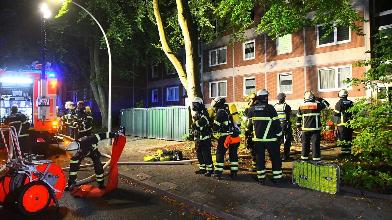 Feuerwehrkräfte im Einsatz bei einem Kellerbrand in Hamburg-Altona: Fünf Bewohner wurden ins Krankenhaus gebracht.