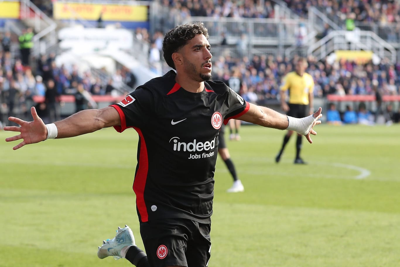 Omar Marmoush jubelt: Er war gegen Kiel der Matchwinner für seine Eintracht.