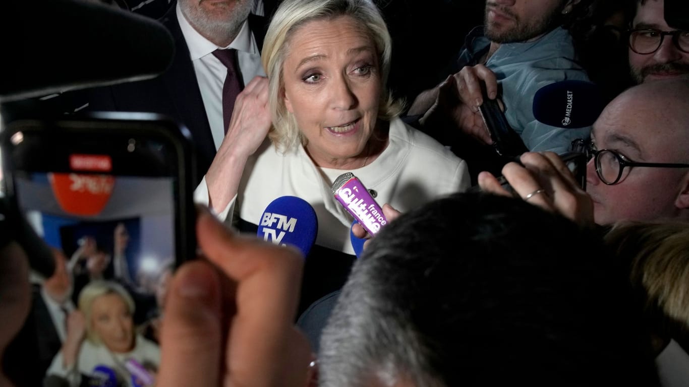 Le Pen wegen Verdachts auf Veruntreuen von EU-Geldern vor Gericht