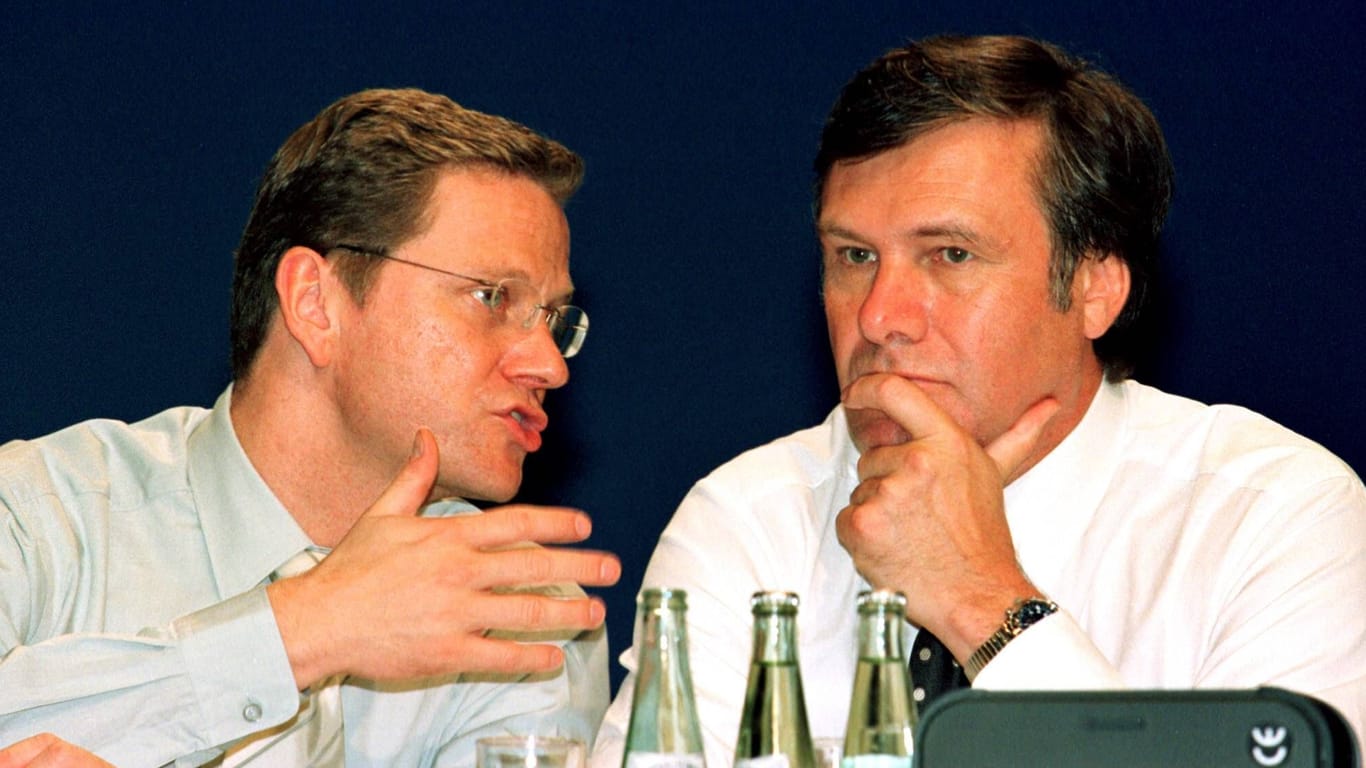 Wolfgang Gerhardt (r.) und Guido Westerwelle während des Bundesparteitags in Nürnberg im Jahr 2000.