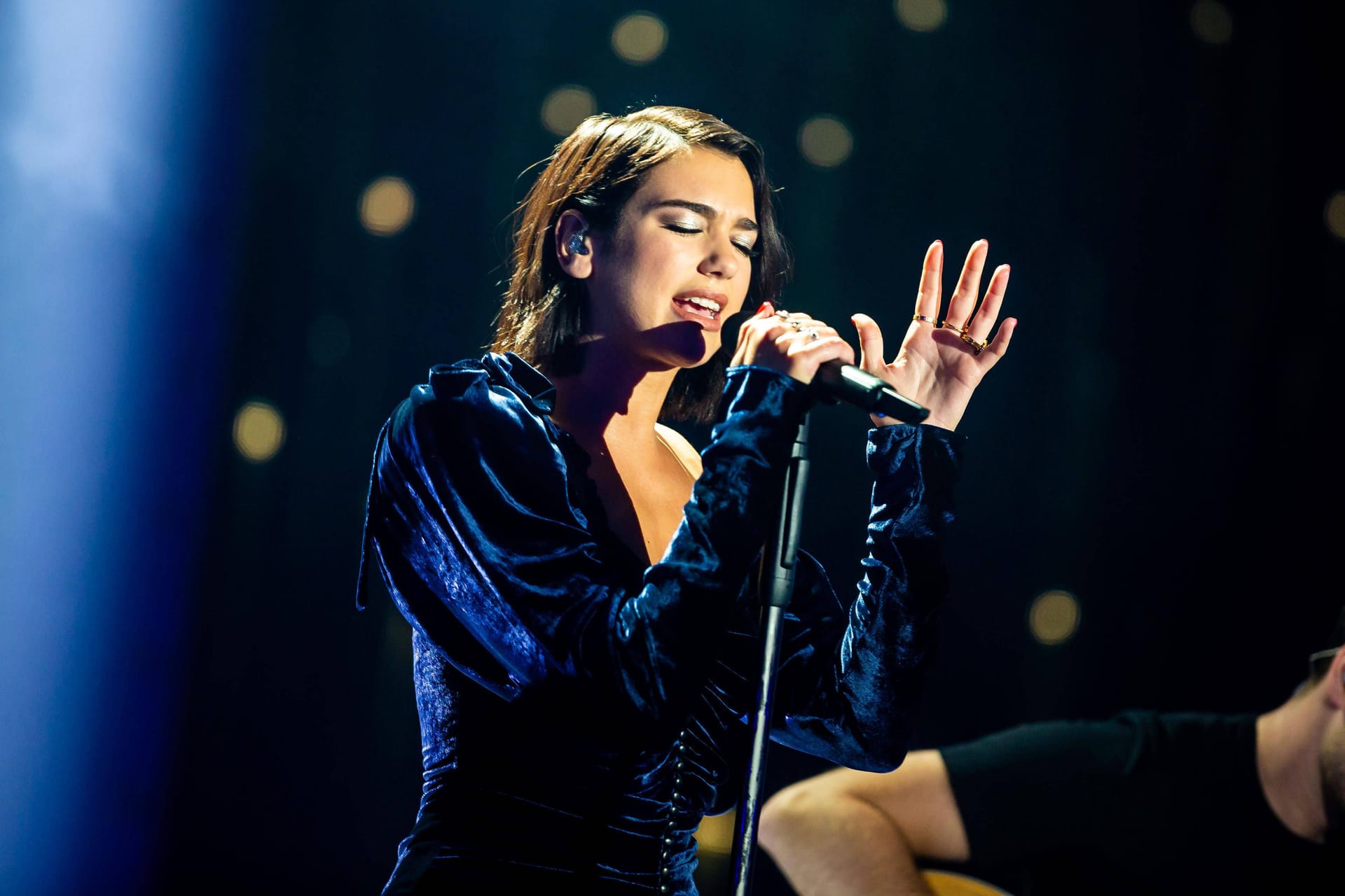 Dua Lipa beim Deutschen Radiopreises 2018 in Hamburg (Archivbild): Die Popikone gibt 2025 insgesamt vier Konzerte in Deutschland.