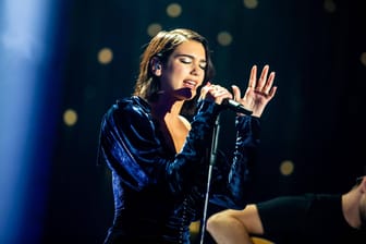 Dua Lipa beim Deutschen Radiopreises 2018 in Hamburg (Archivbild): Die Popikone gibt 2025 insgesamt vier Konzerte in Deutschland.