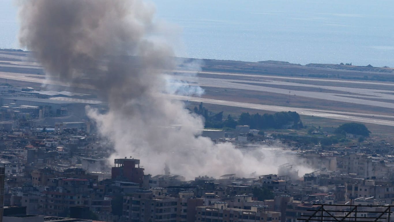 Rauchwolken über Beirut: Nach israelischen Schlägen gegen die Hisbollah im Libanon soll es auch einen Angriff in Syrien gegeben haben.