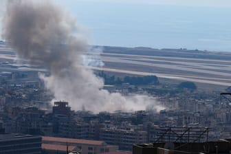 Rauchwolken über Beirut: Nach israelischen Schlägen gegen die Hisbollah im Libanon soll es auch einen Angriff in Syrien gegeben haben.