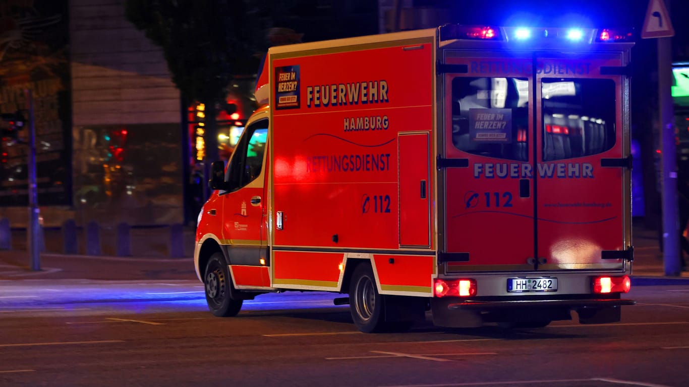 Ein Rettungswagen der Feuerwehr (Archivbild): In Hamburg ist ein Senior bei einem Feuer ums Leben gekommen.